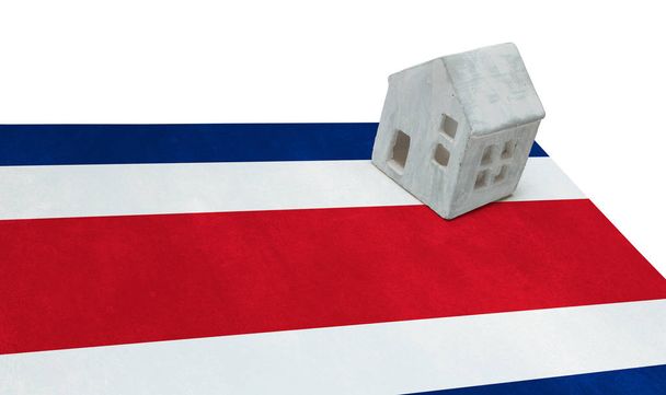 Pequena casa em uma bandeira - Costa Rica
 - Foto, Imagem