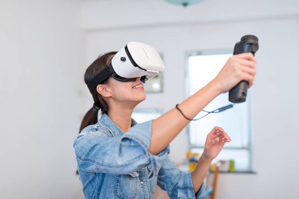 Женщина играет в игру с виртуальной реальностью
 - Фото, изображение