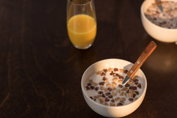 succo d'arancia e corn flakes con latte
 - Foto, immagini
