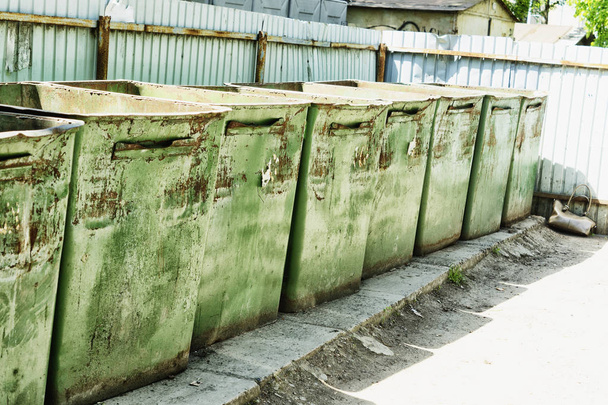 Mülltonnen stehen nebeneinander - Foto, Bild