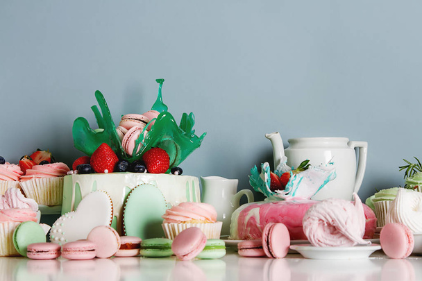 Barra de dulces con pasteles, magdalenas, merengues, macarrones y galletas
 - Foto, imagen