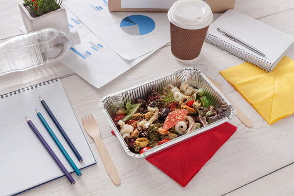Zdravé obchodní oběd v kanceláři, zeleninový salát - Fotografie, Obrázek