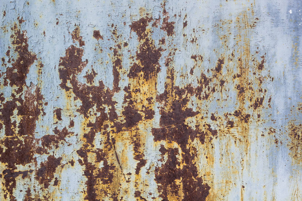 Σκουριασμένα βαμμένο μεταλλικό τοίχος στη διάβρωση με ραβδώσεις της σκουριάς - Φωτογραφία, εικόνα