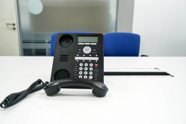 telefone IP voip na mesa na sala de reuniões para reunião interna de gestão
 - Foto, Imagem