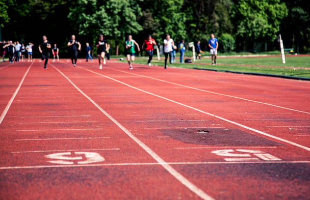 futók közeledik a verseny a célvonalig - Fotó, kép