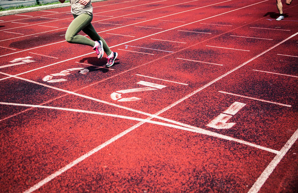 bir yarış bitiş çizgisine yaklaşıyor koşucu - Fotoğraf, Görsel