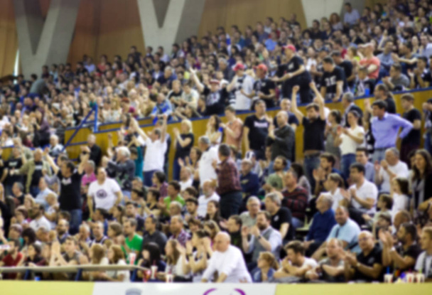 fondo borroso de multitud de personas en una cancha de baloncesto - Foto, Imagen