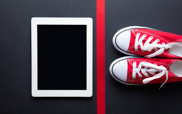 rode kopje koffie en digitale tablet - Foto, afbeelding