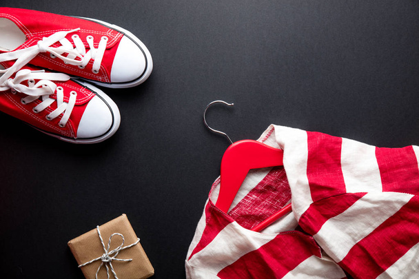 rode sport gumshoes en kleding - Foto, afbeelding