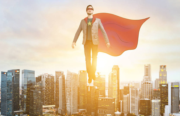 Business-Superhelden schweben über der Skyline der Stadt - Foto, Bild