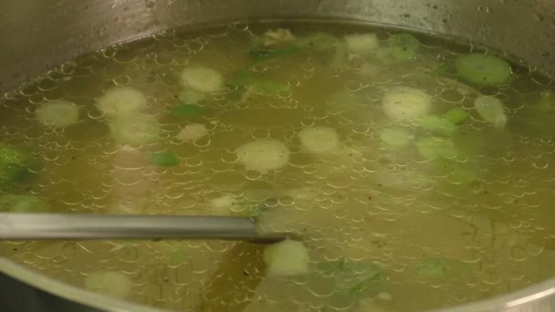 脂肪の油っぽいスープ、ブイヨン、スープのクローズ アップ - 映像、動画