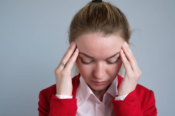Portrait d'une femme d'affaires dans une veste rouge souffre d'un mal de tête
. - Photo, image