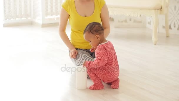 mladá matka s dítětem baví doma - Záběry, video