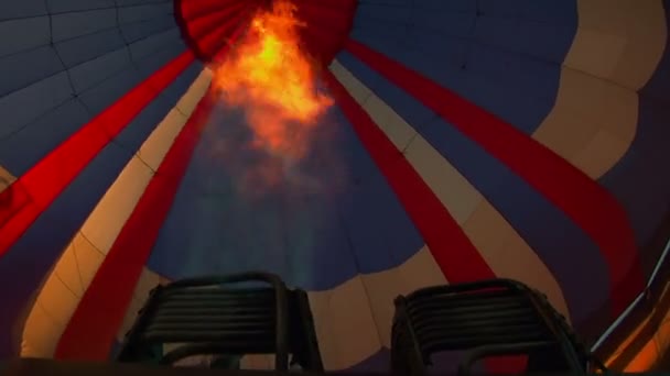 Prohlédni uvnitř balónu s proudem plamene - Záběry, video