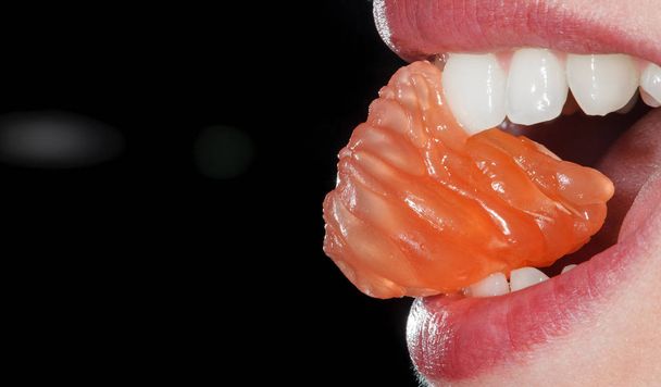 Pomarańczowy zbliżenie w ustach kobiety  - Zdjęcie, obraz