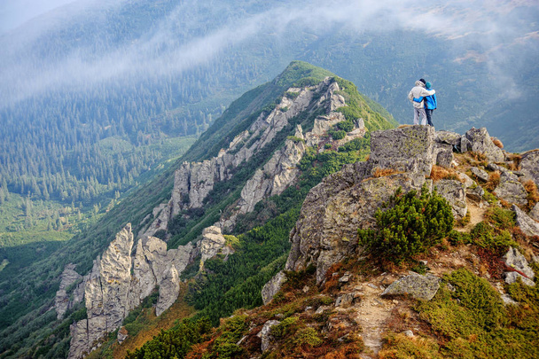 Karpatlar dağlarda mutlu çift - Fotoğraf, Görsel