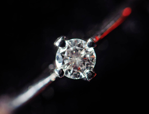 diamanten ring op een zwarte achtergrond - Foto, afbeelding