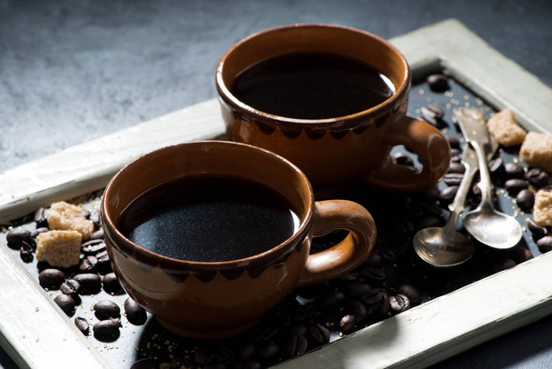 ブラック コーヒーと黒板、クローズ アップに砂糖 2 カップ - 写真・画像