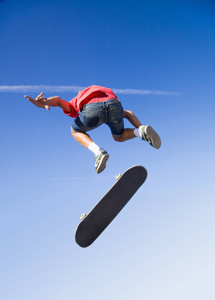 jump on skateboard - Foto, imagen