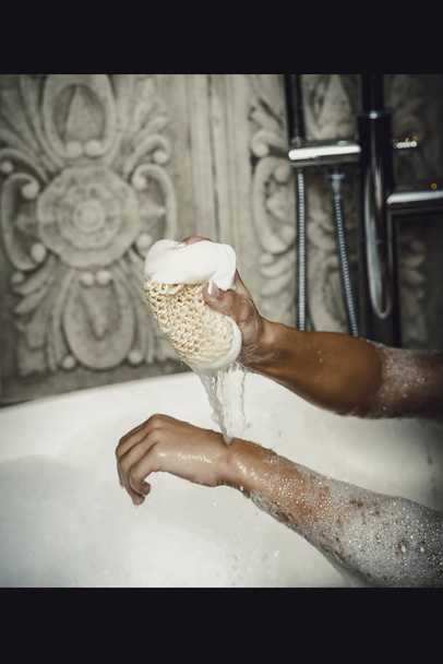 kadın kendini süngerle Temizleme banyo. - Fotoğraf, Görsel