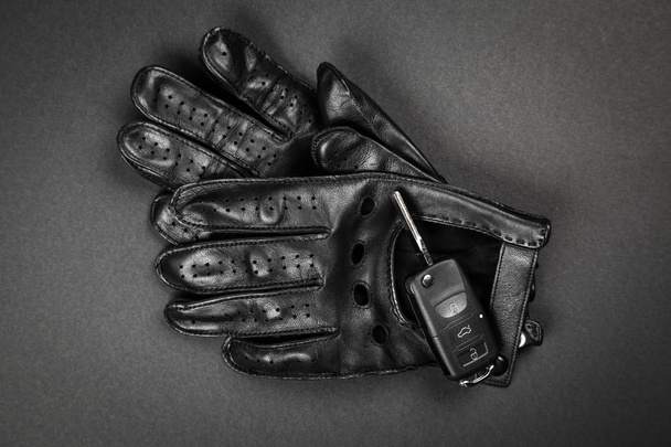 Τα κλειδιά του αυτοκινήτου και γάντια οδήγησης - Φωτογραφία, εικόνα