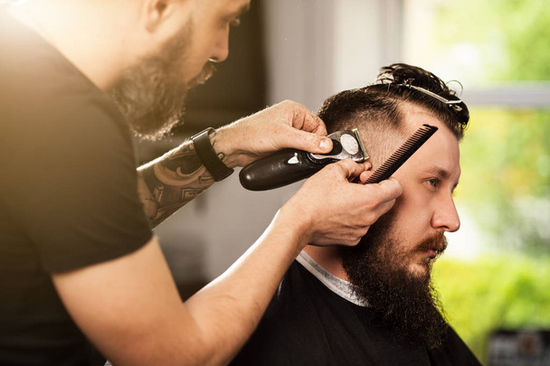 Professional barber doing a haircut - Foto, Bild