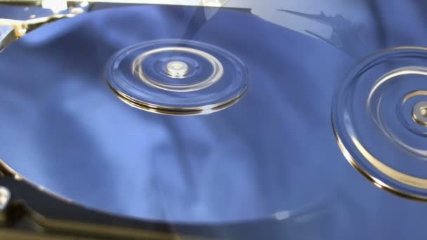 Macro shot del funzionamento interno di un disco rigido del computer
. - Filmati, video