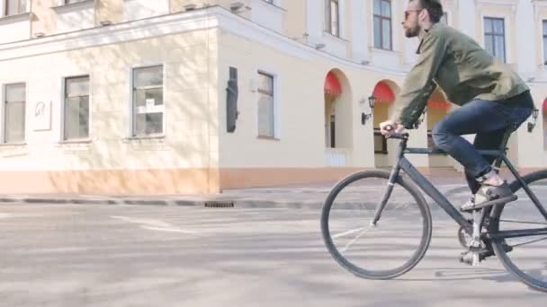 man riding on fixed gear bike  - Кадры, видео