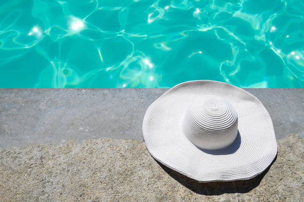 Καλοκαιρινό καπέλο κοντά στην πισίνα - Φωτογραφία, εικόνα