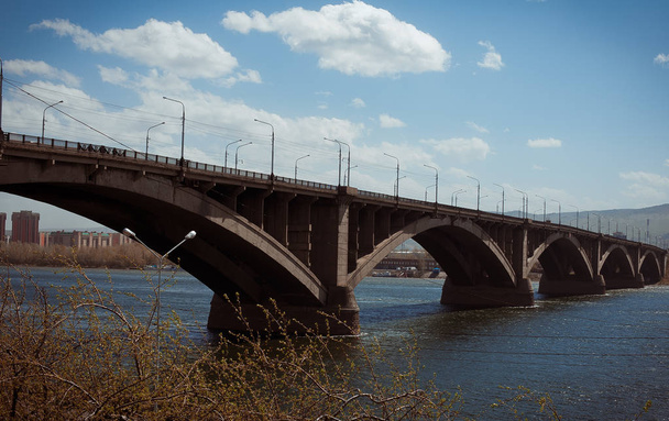 Κοινόχρηστη κεντρική γέφυρα σε Κρασνογιάρσκ - Φωτογραφία, εικόνα