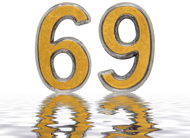 Szám 69, hatvanéves kilenc, a víz felszínén tükröződik elszigetelt - Fotó, kép