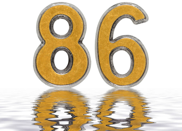Numeral 86, ochenta y seis, reflejado en la superficie del agua, aislado
 - Foto, Imagen
