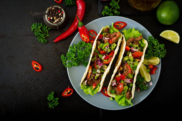 rundvlees taco's met tomatensaus en salsa - Foto, afbeelding