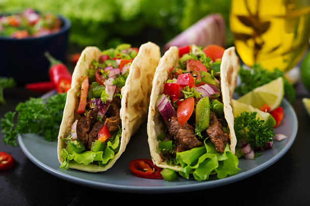 Rindfleisch-Tacos mit Tomatensoße und Salsa - Foto, Bild