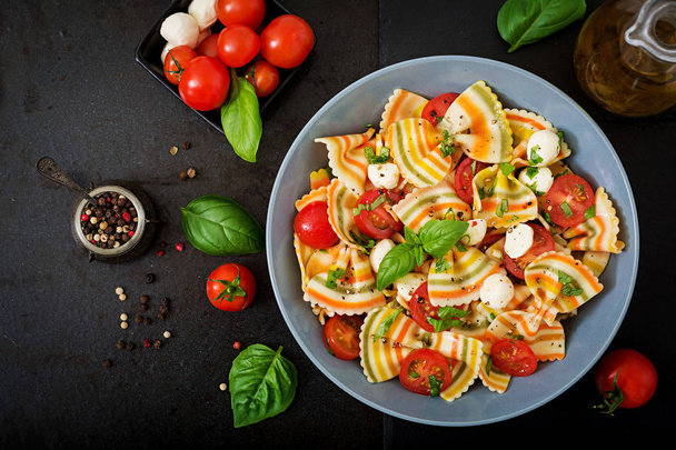 Салат з макаронами Фарфалле з помідорами
 - Фото, зображення