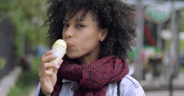 Afrikaanse vrouw eten van ijs - Video
