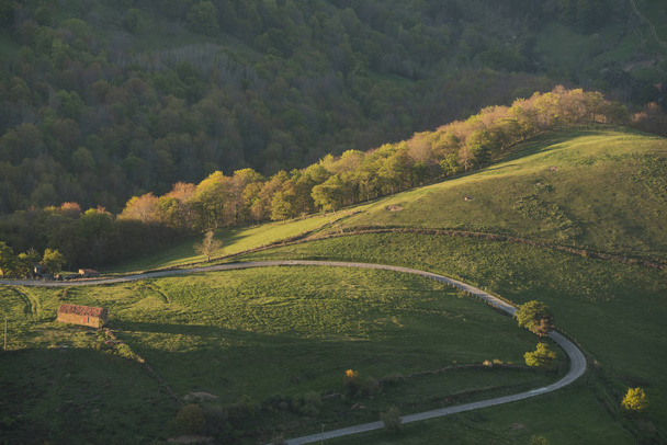 Puesta de sol escénica en el valle del campo en Cantabria, España
. - Foto, imagen