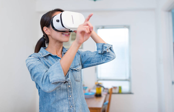 Mujer jugar con dispositivo de realidad virtual
 - Foto, imagen