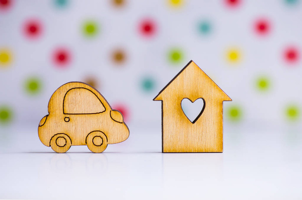 Casa in legno con foro a forma di cuore con icona auto in legno su
  - Foto, immagini