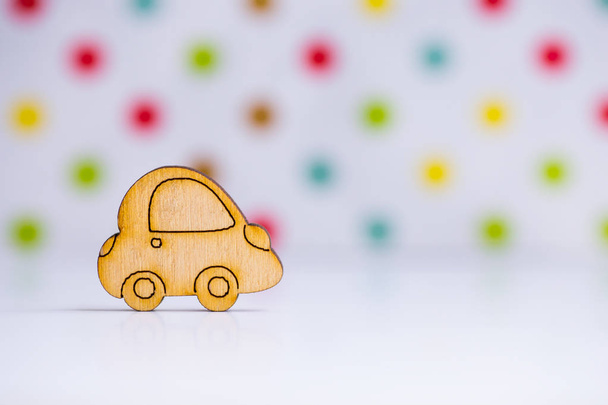 Fából készült autó ikon a színes, foltos háttér - Fotó, kép