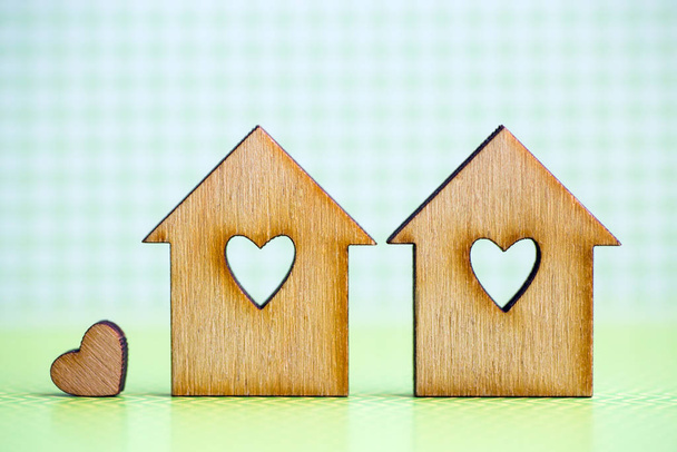 zwei Holzhäuser mit Loch in Herzform mit kleinem Herz o - Foto, Bild