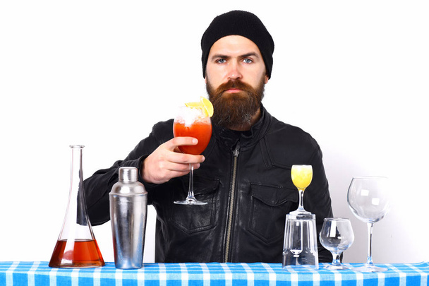 Brutal caucasian hipster holding alcoholic beverage or fresh cocktail - Fotoğraf, Görsel