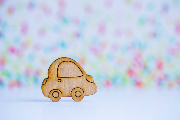 Icône de voiture en bois sur fond coloré clair
 - Photo, image