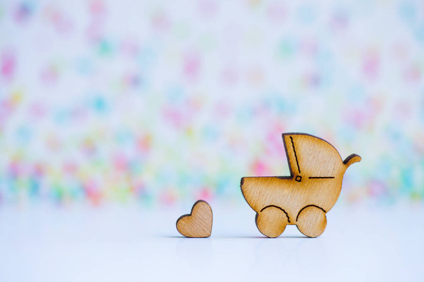 Drewniane ikony baby buggy i serduszko na kolorowy deseń - Zdjęcie, obraz