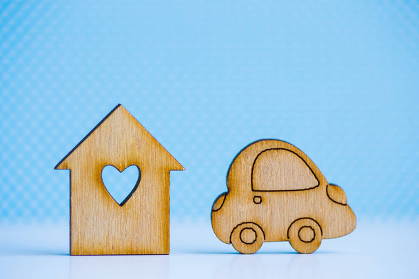 Holzhaus mit Loch in Herzform mit Auto-Ikone aus Holz  - Foto, Bild