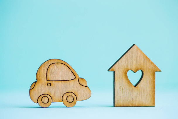 Dřevěný dům s otvoru ve formě srdce ikonou dřevěné auto na  - Fotografie, Obrázek