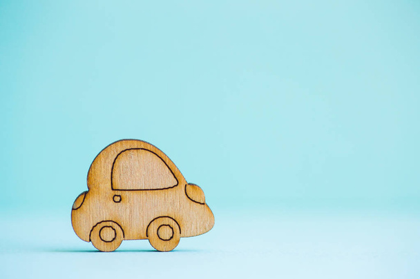 Dřevěné auto ikonu na mátově zelené pozadí - Fotografie, Obrázek