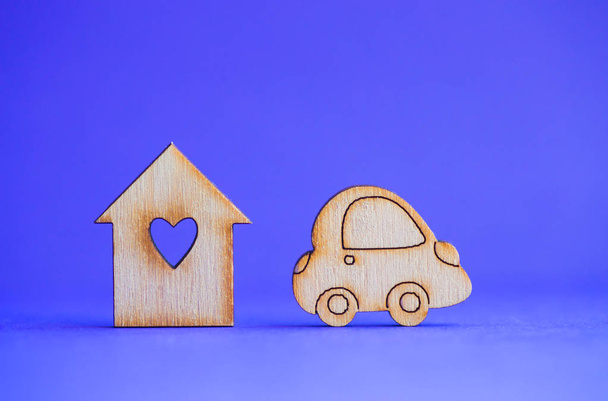 Drewniany dom z otworem w formie serca z ikoną drewniane samochodu na  - Zdjęcie, obraz