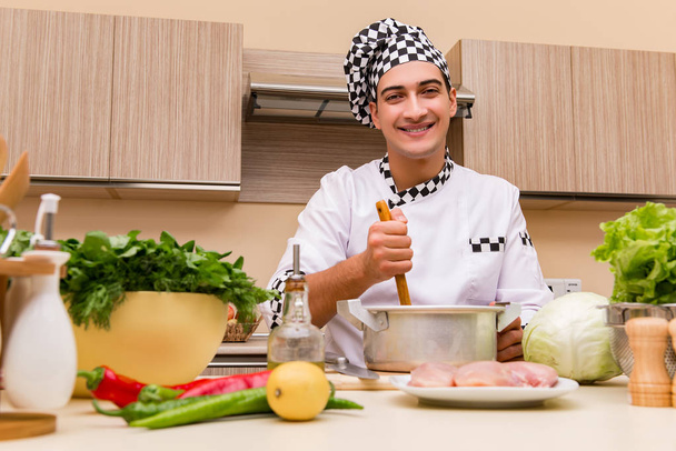 Nuori kokki työskentelee keittiössä - Valokuva, kuva