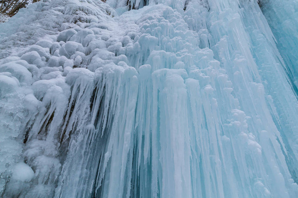 Río salvaje, hermosas cascadas congeladas y nieve fresca en un bosque de montaña, en un frío día de invierno
 - Foto, Imagen